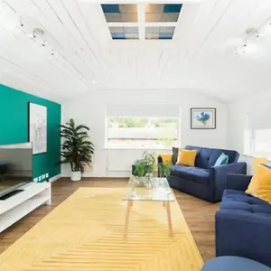 Spacious Duplex - Parking Apartment