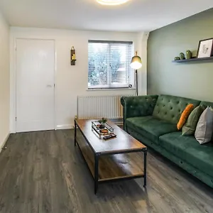 2 Bed Townhouse With Free Parking Holiday home