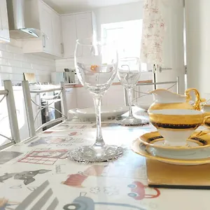 Cosy Family In Long Eaton, Homestay